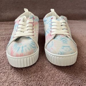 Women’s casual shoe size 6